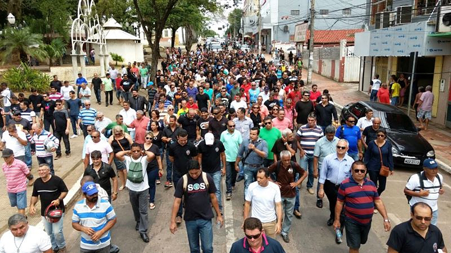 Contra medida de Sebastião que retira etapa alimentação, PMs e bombeiros tomam ruas no Centro de Rio Branco