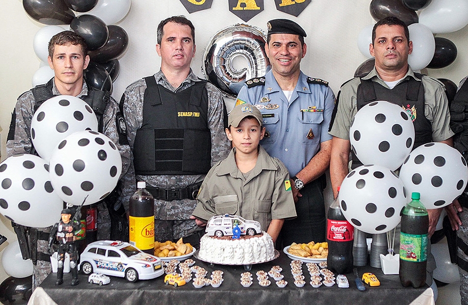 Fã da PM, menino de 9 anos ganha festa de aniversário em quartel de Rio Branco