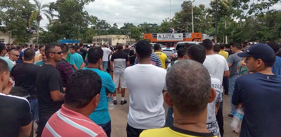 Contra cortes nas gratificações, policiais militares e bombeiros realizam protesto na capital