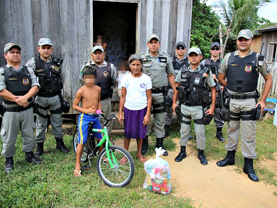 Comovidos com história, policiais doam bicicleta para menino no Acre