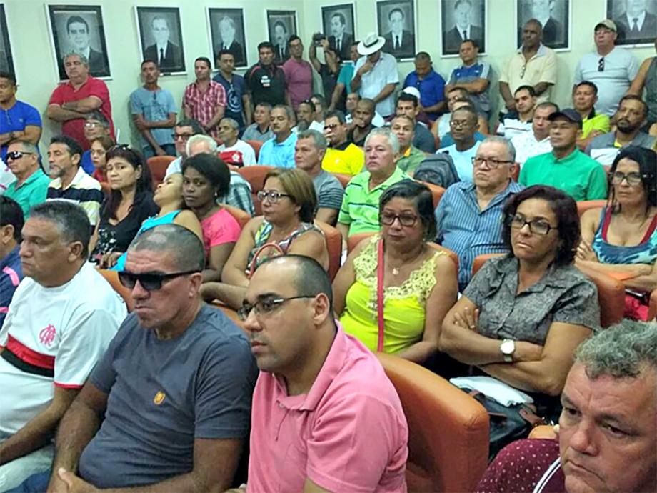 No AC, militares da reserva protestam no parlamento por volta de benefício