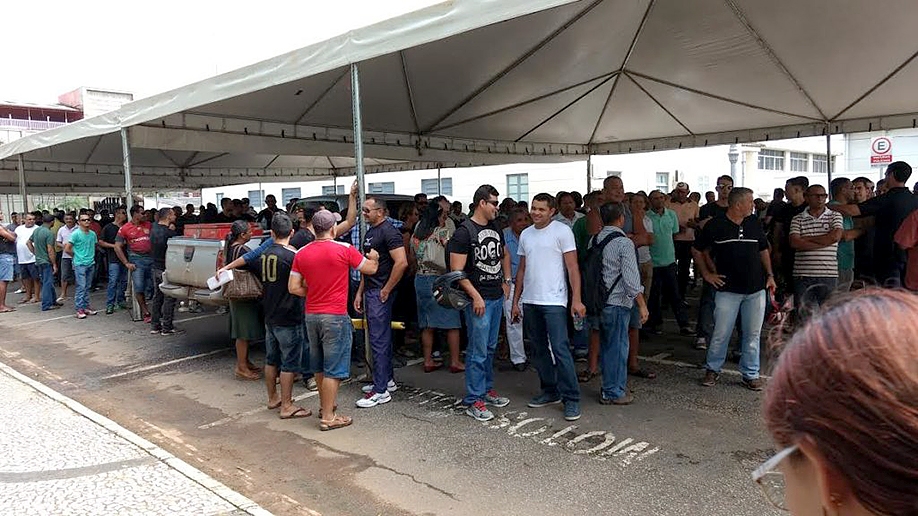 Protesto: contra retirada de etapa alimentação, policiais e bombeiros fazem manifestação em Rio Branco