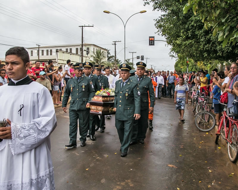 Policiais Militares se emocionam ao carregarem urna de padre Paolino para o túmulo