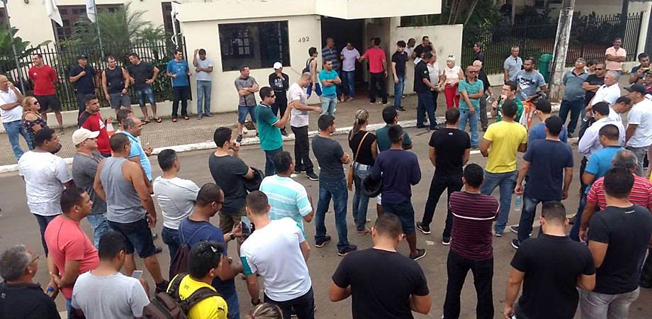 Policiais fecham avenida e ocupam a frente do gabinete de Tião Viana durante protesto